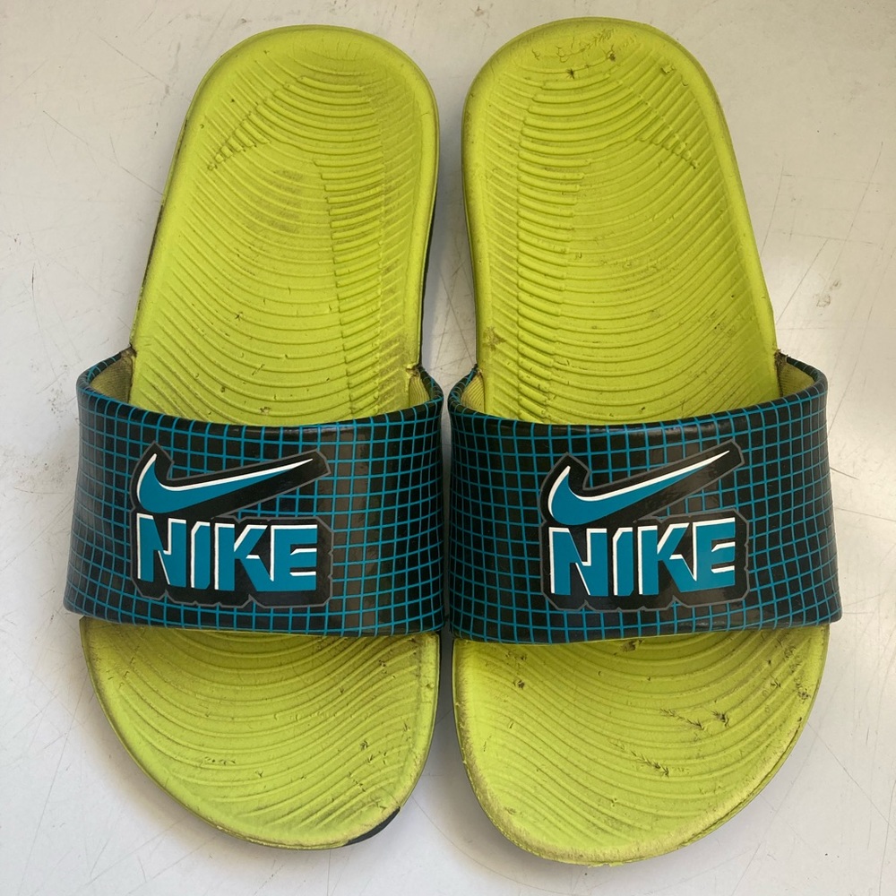 Boys Nike slip ons